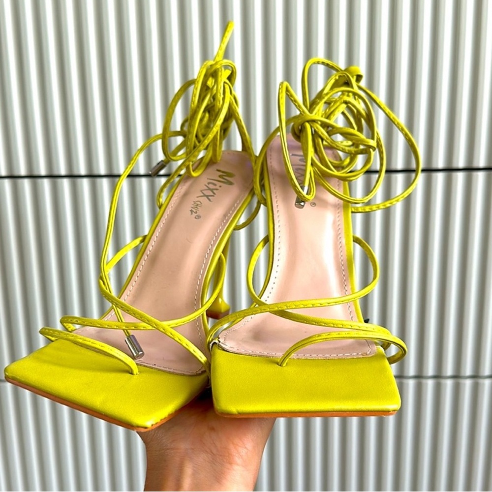Nice strap heels size 9 fits 8.5